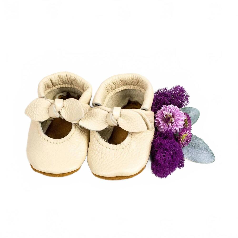 NEW STARRY KNIGHT DESIGN girls handmade baby bow moccasins in cream